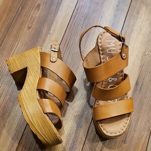 Musse & Cloud Women's Tan platform Sandals